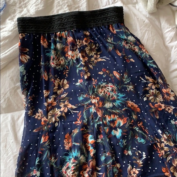 Long pull on floral skirt 🌺 - Picture 6 of 10